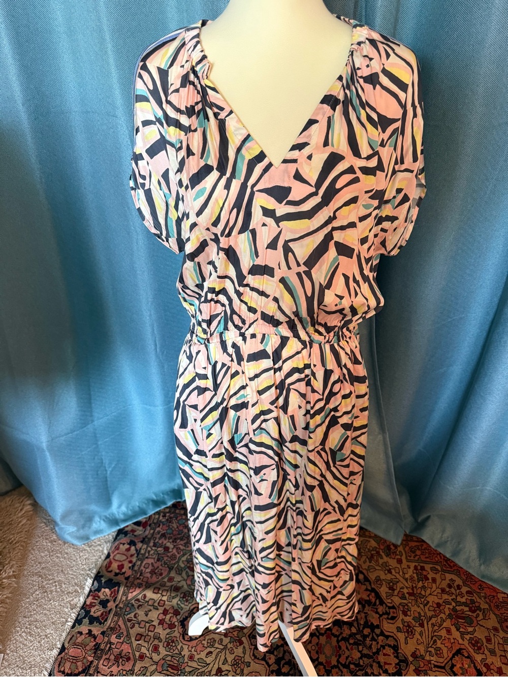 Sita Murt V-Neck Abstract Print Maxi Dress with Feminine Sillhouette